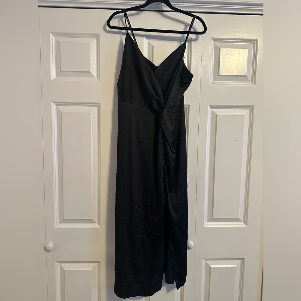 Astr TWIST FRONT SATIN MIDI DRESS
